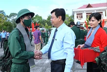Bí thư Tỉnh ủy, Chủ tịch Hội đồng nhân dân tỉnh Cà Mau bắt tay động viên tân binh an tâm lên đường nhập ngũ.