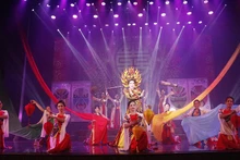 Tiết mục nghệ thuật chào mừng khai mạc cuộc thi. 
