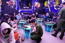 Lực lượng chức năng kiểm tra quán karaoke có dấu hiệu vi phạm tại Lâm Đồng.