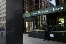 Nhân viên bảo vệ đứng trước cửa một chi nhánh của Ngân hàng First Republic ở San Francisco, California, Hoa Kỳ. (Ảnh: REUTERS)