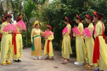 Nghệ nhân Trịnh Thị Phẩm (thứ ba từ phải sang) hướng dẫn học trò múa hát.