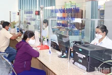 Cán bộ công chức, viên chức Bộ phận một cửa thị xã Đức Phổ (Quảng Ngãi) luôn nêu cao trách nhiệm, tận tình trong việc giải quyết thủ tục hành chính cho người dân. 