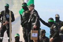 Một con tin Israel được cánh quân của phong trào Hamas trả tự do và bàn giao cho Hội Chữ Thập đỏ quốc tế tại thành phố Gaza, ngày 9/2. (Ảnh: IRNA/TTXVN)