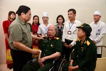 Thủ tướng Phạm Minh Chính thăm các thương binh nặng đang điều trị tại Trung tâm Điều dưỡng thương binh Nho Quan.