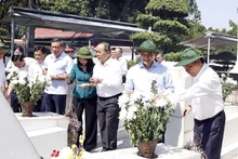Chiều 6/9, tại tỉnh Hà Tĩnh, Chủ tịch nước Nguyễn Xuân Phúc đã dâng hương, dâng hoa tại Nhà bia tưởng niệm các Anh hùng Liệt sĩ thanh niên xung phong toàn quốc, nơi ghi danh hơn 4.000 liệt sĩ thanh niên xung phong trong cả nước, và Khu mộ 10 nữ Anh hùng Liệt sĩ thanh niên xung phong tại Ngã ba Đồng Lộc. 