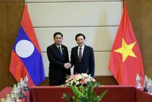 Bộ trưởng, Chủ nhiệm Văn phòng Chính phủ Việt Nam Trần Văn Sơn (phải) và Bộ trưởng, Chủ nhiệm Văn phòng Phủ Thủ tướng Lào Alounxai Sounnalath.