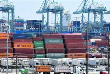 Container hàng hóa tại cảng Long Beach, bang California, Mỹ. (Ảnh: AFP/TTXVN)