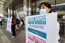 Các bác sĩ tham gia đình công phản đối kế hoạch cải tổ ngành y tại Seoul, Hàn Quốc. (Ảnh: Yonhap/TTXVN)