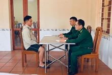 Bộ đội biên phòng Đồn Trà Cổ, Móng Cái lấy lời khai của đối tượng Phạm Văn Hợp.