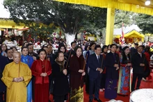 Quyền Chủ tịch nước Võ Thị Ánh Xuân và các đại biểu dâng hương tại Đền Hai Bà Trưng. (Ảnh: TTXVN)