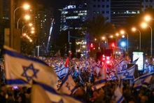 Người dân biểu tình ở Tel Aviv. (Ảnh: Reuters)