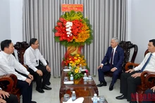 Đồng chí Đỗ Văn Chiến, Bí thư Trung ương Đảng, Chủ tịch Ủy ban Trung ương Mặt trận Tổ Quốc Việt Nam chúc mừng Lễ Giáng sinh năm 2022 tại Tòa Giám mục Giáo phận Phan Thiết.