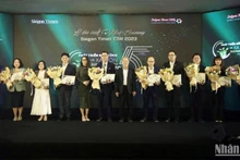 Tôn vinh và nhận giấy chứng nhận cho các doanh nghiệp tham gia CSR. (Ảnh: L.Vũ)