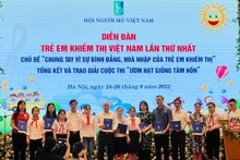 Đại diện các bộ, ban ngành nhận bản kiến nghị của trẻ em khiếm thị tại Diễn đàn.