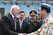 Chủ tịch nước Võ Văn Thưởng và Toàn quyền Australia David Hurley gặp gỡ các sĩ quan của Cục Gìn giữ hòa bình Việt Nam. (Ảnh: TTXVN) 