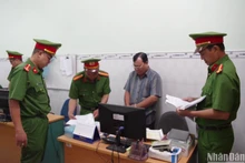 Cơ quan Cảnh sát điều tra Công an tỉnh Ninh Thuận thực hiện lệnh bắt tạm giam 4 tháng và khám xét nơi làm việc của bị can Dương Bá Thanh Dân, Trưởng Khoa dược, vật tư y tế thuộc Trung tâm Kiểm soát bệnh tật Ninh Thuận. (Ảnh: Công an tỉnh Ninh Thuận cung cấp)