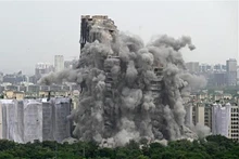 Vụ phá dỡ tháp đôi cao 100m xây dựng trái phép ở Noida, ngoại ô New Delhi (Ấn Độ), ngày 28/8/2022. (Ảnh: AFP/TTXVN)