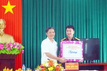Đồng chí Trần Tuấn Anh tặng quà cho Trung đội đảo La.