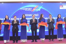 Các đại biểu dự lễ khai mạc.