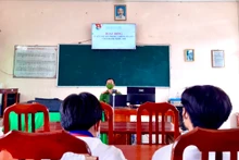  Đồng chí Trung tá Nguyễn Văn Thiền, Phó Trưởng Công an xã Tân Hộ Cơ đang tổ chức tuyên truyền về công tác phòng, chống ma túy cho học sinh Trường Trung học cơ sở Tân Hộ Cơ. 