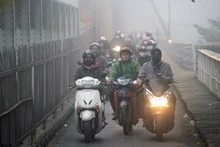 Khu vực Hà Nội trời nhiều mây, đêm và sáng sớm có mưa nhỏ, mưa phùn và sương mù rải rác.