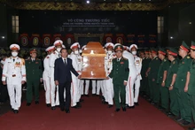 Nghi lễ di quan, đưa linh cữu đồng chí Nguyễn Thành Cung về nơi an nghỉ cuối cùng.