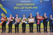 Thừa ủy quyền Chủ tịch nước, ông Lê Trung Chinh, Chủ tịch Ủy ban nhân dân thành phố Đà Nẵng đã trao tặng Huân chương Độc lập hạng Nhì cho tập thể nhà trường.