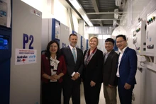 Phó Viện trưởng Viện Vệ sinh Dịch tễ Trung ương, PGS.TS Dương Thị Hồng; Đại sứ Australia tại Việt Nam, ông Andrew Goledzinowski; Trưởng đại diện UNICEF tại Việt Nam, bà Rana Flowers; ông Du Nguyên, Chuyên gia Sức khỏe Bà mẹ và Trẻ em tại UNICEF và Bác sĩ Nguyễn Công Luật, Viện Vệ sinh Dịch tễ Trung ương đến xem các liều vaccine Covid-19 do Australia tài trợ. (Ảnh: Đại sứ quán Australia tại Việt Nam)