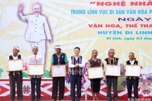 Phó Chủ tịch Ủy ban nhân dân tỉnh Lâm Đồng Đặng Trí Dũng trao huy hiệu và bằng công nhận “Nghệ nhân ưu tú” của Chủ tịch nước tặng 6 nghệ nhân. 