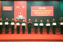 Đại tá Trần Quốc Khởi, Chỉ huy trưởng Bộ Chỉ huy Quân sự tỉnh Sóc Trăng khen thưởng cho các cá nhân.