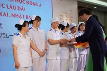 Các sinh viên nhận quyết định làm việc lâu dài tại Tập đoàn Aijinkai. 