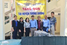 Trao tặng phao võng cứu sinh cho bà con huyện Tương Dương. 