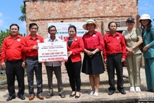 Trao biểu trưng hỗ trợ xây nhà Chữ thập đỏ cho ngư dân nghèo ở xã Đức Minh, huyện Mộ Đức. 