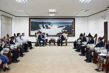 Ông Laopaosong Navongxay, Phó Trưởng Ban Tuyên huấn Trung ương Đảng Nhân dân Cách mạng Lào (trái) tiếp ông Lê Hải, Ủy viên Ban Biên tập, Trưởng Ban điện tử Tạp chí Cộng sản cùng Đoàn tại lễ bàn giao.