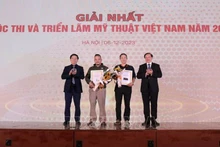 Phó Trưởng ban Tuyên giáo Trung ương Trần Thanh Lâm và Thứ trưởng Văn hóa, Thể thao và Du lịch Tạ Quang Đông trao giải Nhất cho các tác giả đạt giải. 