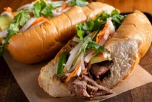 Bộ Y tế đề nghị truy xuất nguồn thực phẩm nghi gây ngộ độc khiến 37 người nhập viện do ăn bánh mì. (Ảnh minh họa: Internet)