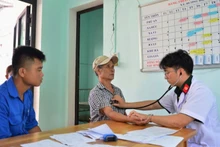 Các y, bác sĩ Bệnh viện Quân y 268 khám bệnh cho người dân.