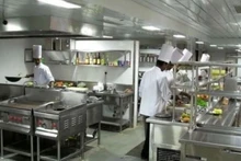 An toàn thực phẩm nguyên liệu, khâu quan trọng trong bảo đảm an toàn bếp ăn tập thể. (Ảnh: Cục An toàn thực phẩm)