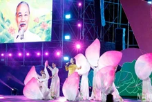 Ca khúc Từ làng sen của nhạc sĩ Phạm Tuyên, do ca sĩ Bùi Lê Mận trình bày cùng vũ đoàn tại chương trình nghệ thuật "Non sông thống nhất".