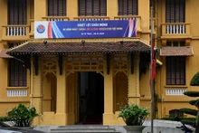 Nhiều cơ quan nhà nước tại Hà Nội treo cờ rủ, bày tỏ niềm tiếc thương đồng chí Khamtay Siphandone - nguyên Chủ tịch Đảng Nhân dân Cách mạng Lào, nguyên Chủ tịch nước Cộng hòa Dân chủ Nhân dân Lào.