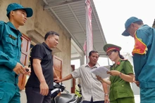 Lực lượng chức năng tuyên truyền cho ngư dân hiểu về các quy định pháp luật trên biển 