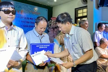 Trao quà hỗ trợ phát triển sinh kế đến nạn nhân bom mìn có hoàn cảnh khó khăn tại tỉnh Thừa Thiên Huế. (Ảnh: BTC)