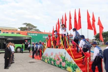 Tân binh Quảng Ngãi nô nức bước qua cầu vinh quang lên đường về đơn vị mới.