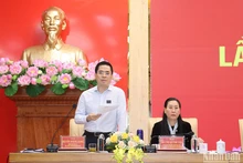 Chủ tịch Ủy ban nhân dân tỉnh Quảng Ngãi Nguyễn Hoàng Giang gợi mở nhiều vấn đề cần được các đại thảo luận tại hội nghị.