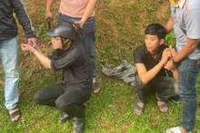 2 nghi phạm bắn 2 nữ lao công khi đang quét rác trong đêm bị lực lượng chức năng bắt giữ tại huyện miền núi Ba Tơ (Quảng Ngãi). 