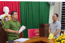 Công an huyện Tư Nghĩa (Quảng Ngãi) tống đạt quyết định khởi tố bị can, lệnh bắt tạm giam 3 tháng đối với bị can Phan Thượng Mỹ. ( Ảnh: Công an huyện Tư Nghĩa cung cấp)