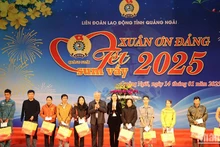 Phó Thủ tướng Thường trực Chính phủ Nguyễn Hòa Bình và Bí thư Tỉnh ủy Quảng Ngãi Bùi Thị Quỳnh Vân tặng quà tết cho công nhân, người lao động có hoàn cảnh khó khăn.