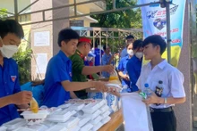 Thí sinh nghèo miền núi Quảng Ngãi ấm lòng với những suất cơm, nước uống miễn phí. 