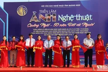 Nghi thức cắt băng khai mạc triển lãm ảnh nghệ thuật “Quảng Ngãi-50 năm, Đất và Người”.