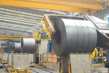 Sản xuất thép cán cuộn nóng tại Khu liên hợp gang thép Hòa Phát Dung Quất. 